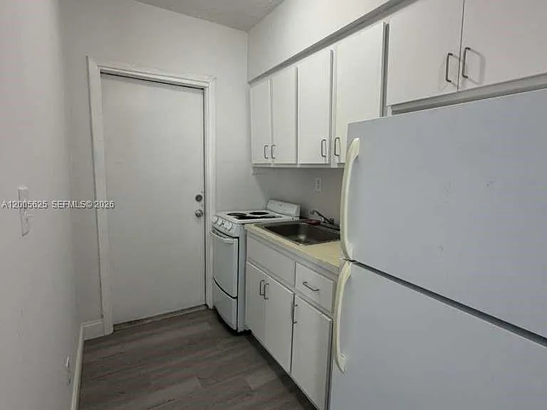 1628 SW 7th St #9 — Photo 4