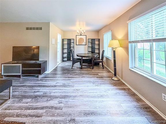 4th image of 756 E Fox Hills Dr