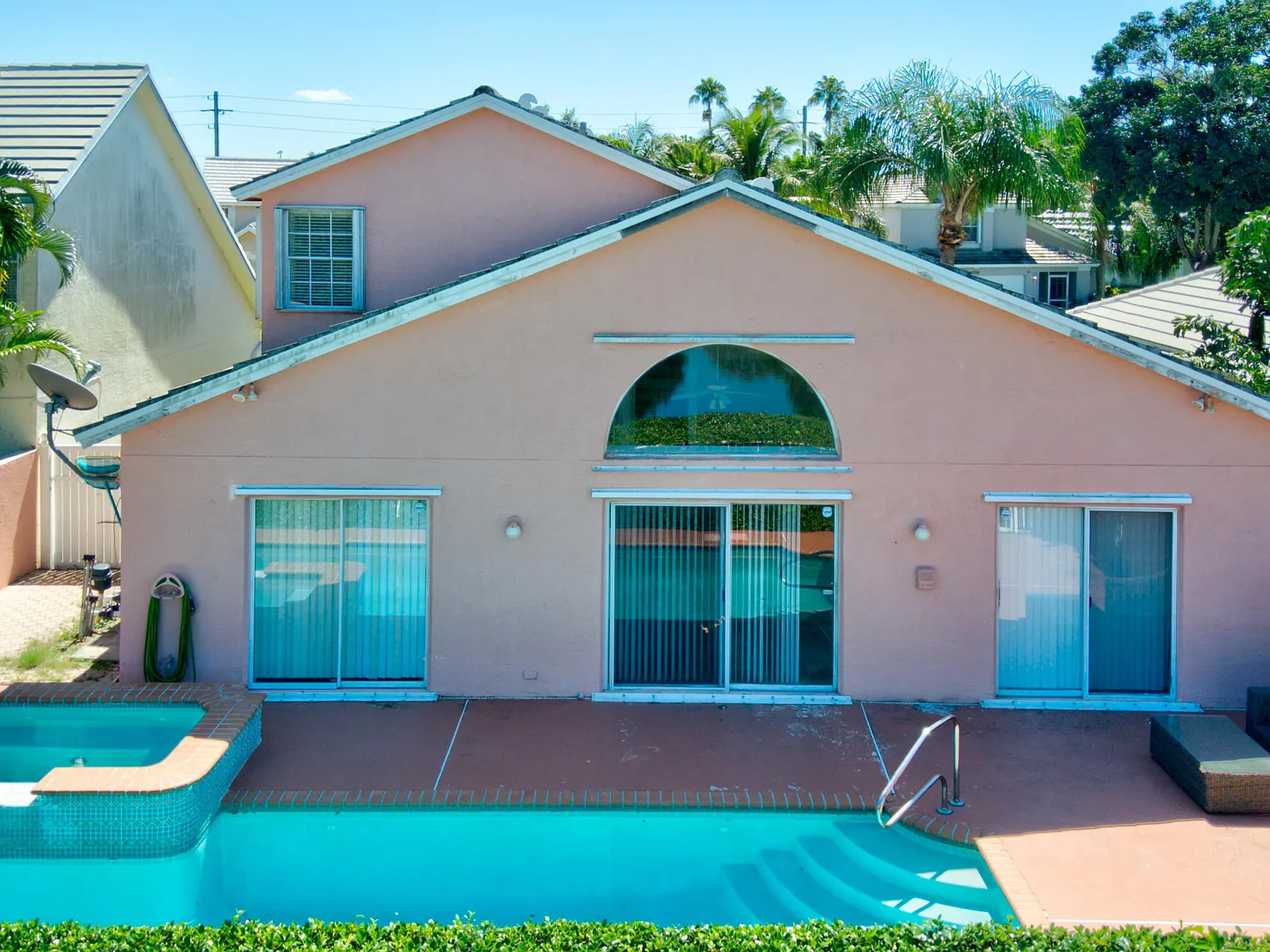 4 bed, 3.0 bath, 2100 sqft, $4,600 — Photo 1