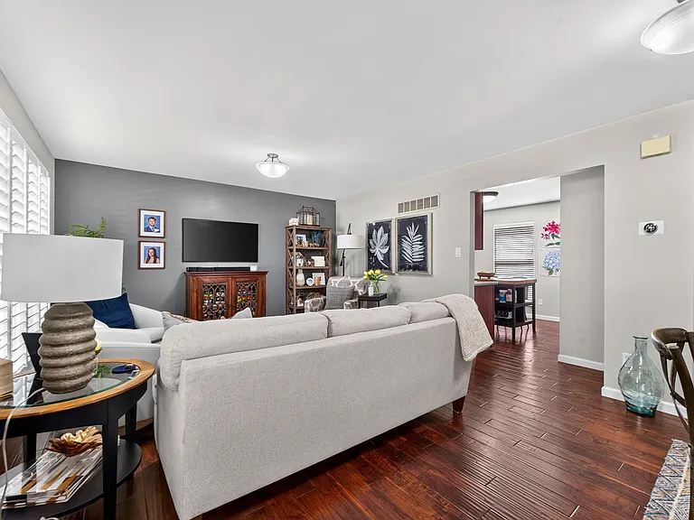 205 Coachgate Ln — Photo 4