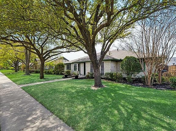 2nd image of 2405 Oakwood Dr
