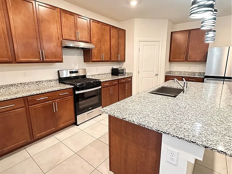 8038 Minavalle Ave — Photo 4