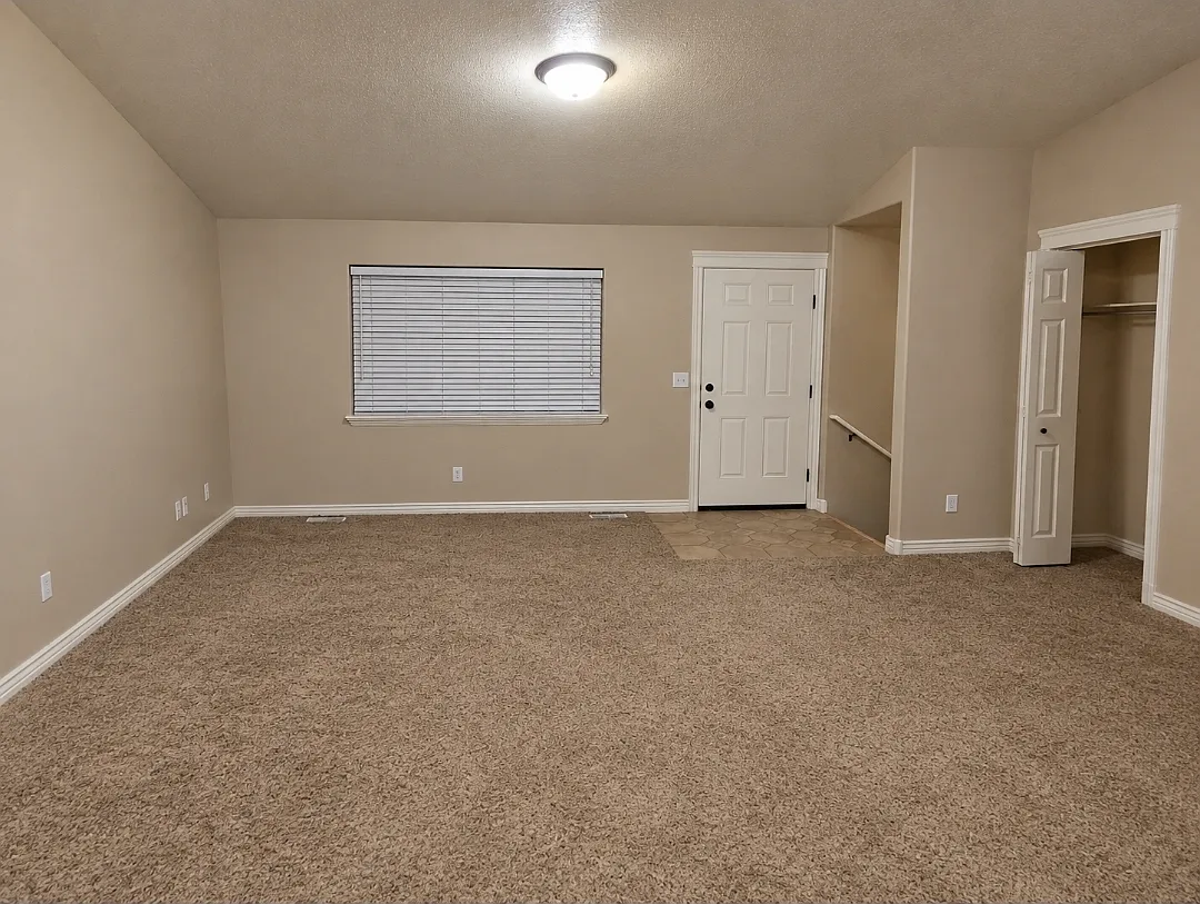 4 bed, 2080 sqft, $2,300 — Photo 2