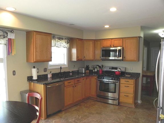4th image of 208 Longmeadow Dr