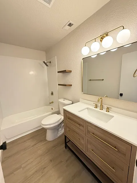 3 bed, 1080 sqft, $2,500 — Photo 4