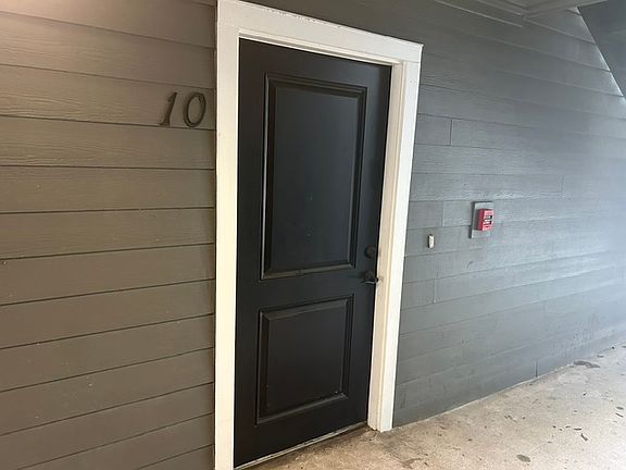 2nd image of 806 Oak St #10-1