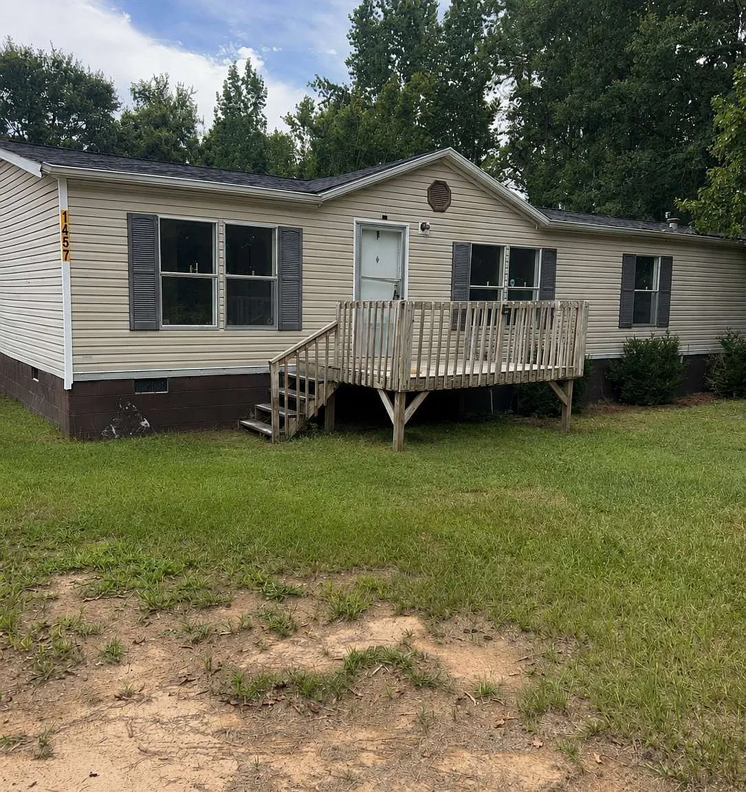 3 bed, 2.0 bath, $850 — Photo 1