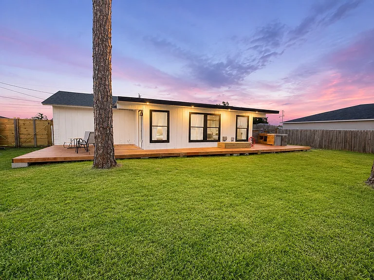 1086 SW Sarto Ln — Photo 2