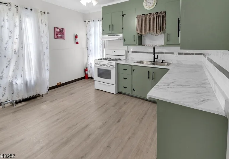 558 Argyle Ave #2 — Photo 3