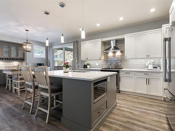 3rd image of 25 Forest Edge Dr