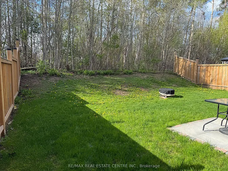 499 Thompson St — Photo 23