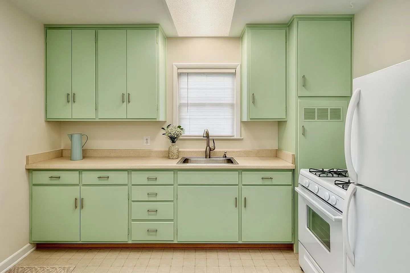 2 bed, 700 sqft, $3,950 — Photo 2