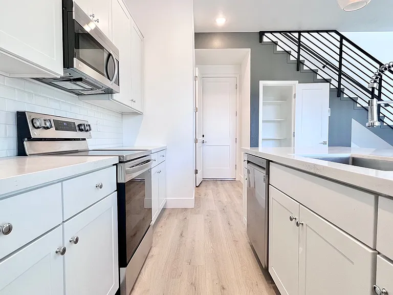 1247 E Colter St #11 — Photo 8