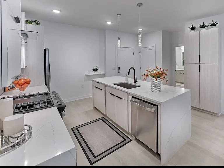 135 Christopher Columbus Dr #5-01 — Photo 4