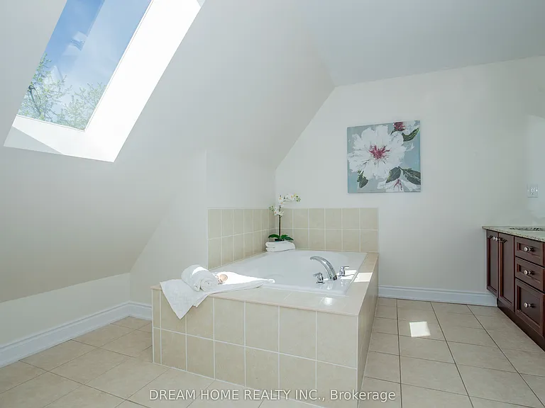 13 Slingsby Ln — Photo 8
