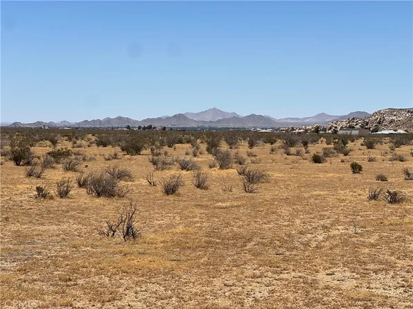 5 Del Oro Rd, Apple Valley, CA 92308