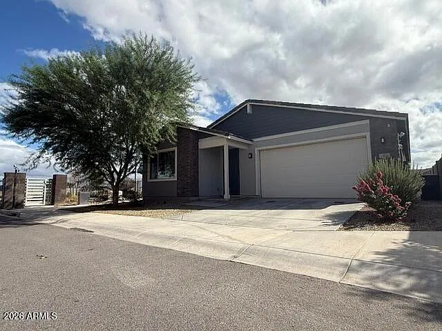3 bed, 2.5 bath, 2024 sqft, $2,400 — Photo 2