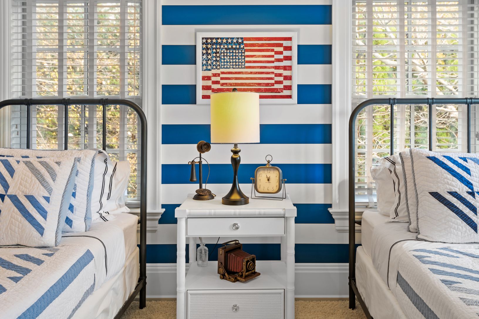  Twin beds decor detail