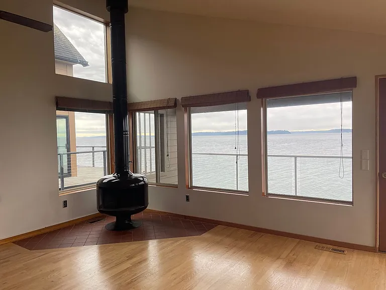 Another shot of the
living room area looking out into the water.