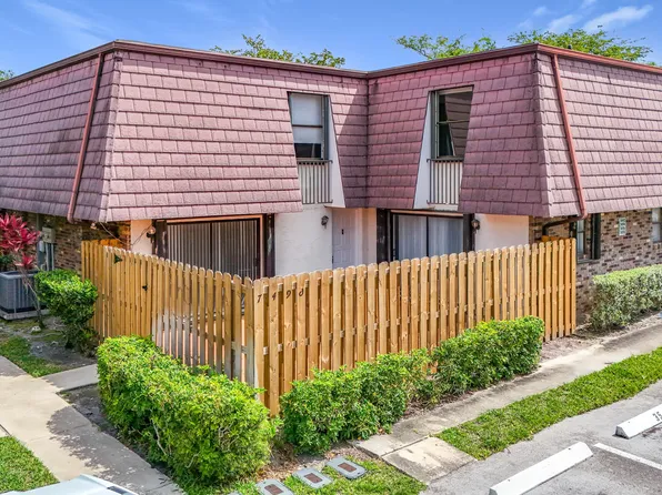7496 E Courtyard Run E #35, Boca Raton, FL 33433