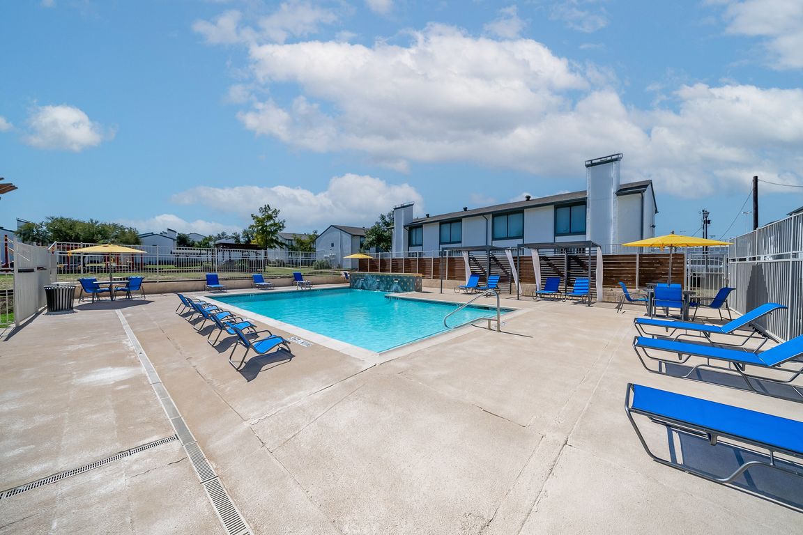 The Stella - 4299 Pleasant Run Rd Irving TX (5 units available