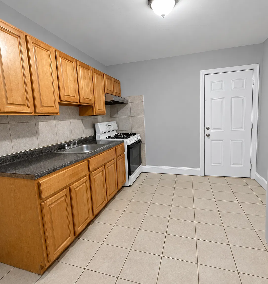 3 bed, 932 sqft, $1,300 — Photo 2