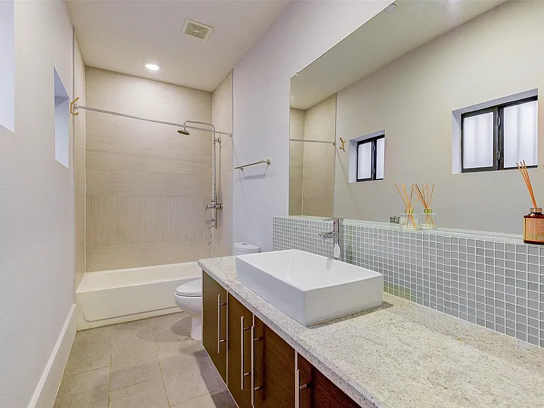113 Tuam St — Photo 28