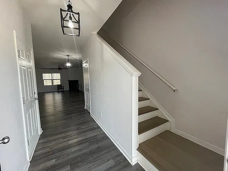 3 bed, 2384 sqft, $2,400 — Photo 2