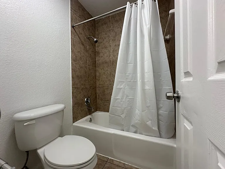 2640 NE 8th Ave — Photo 25