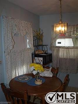 eating area in kitchen