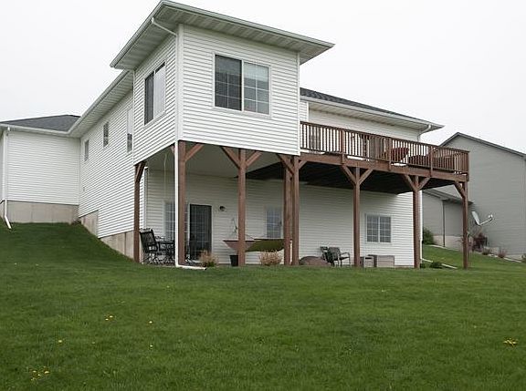 4th image of 1585 Poplar Ln