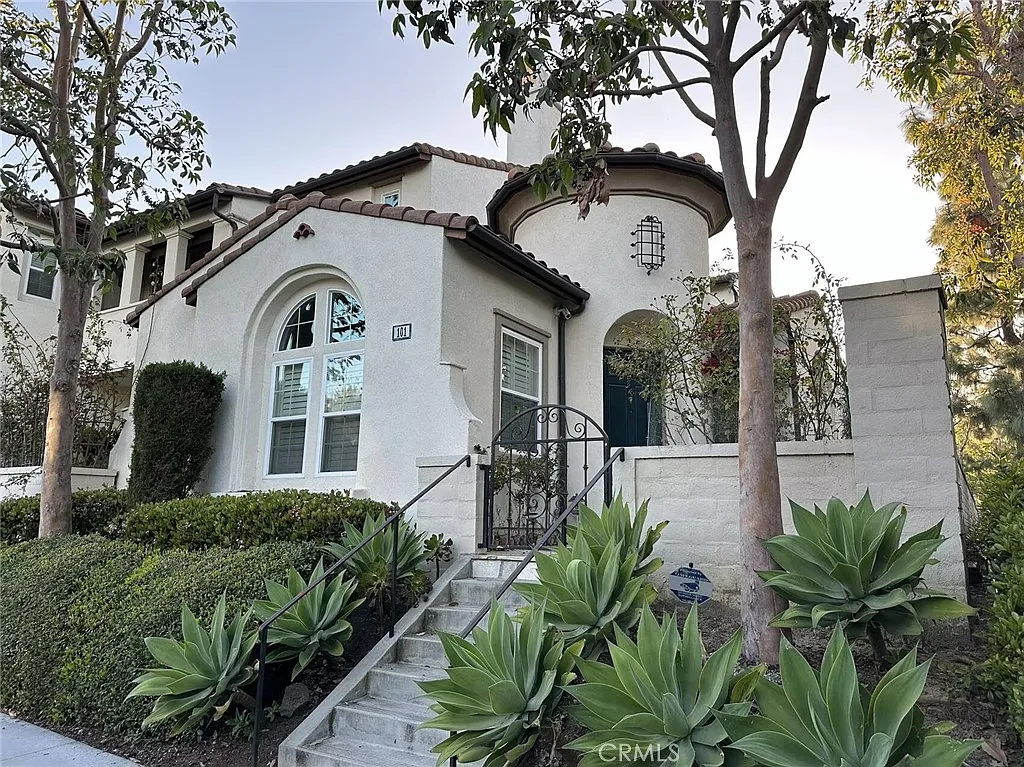 4 bed, 3.5 bath, 2501 sqft, $6,200 — Photo 1