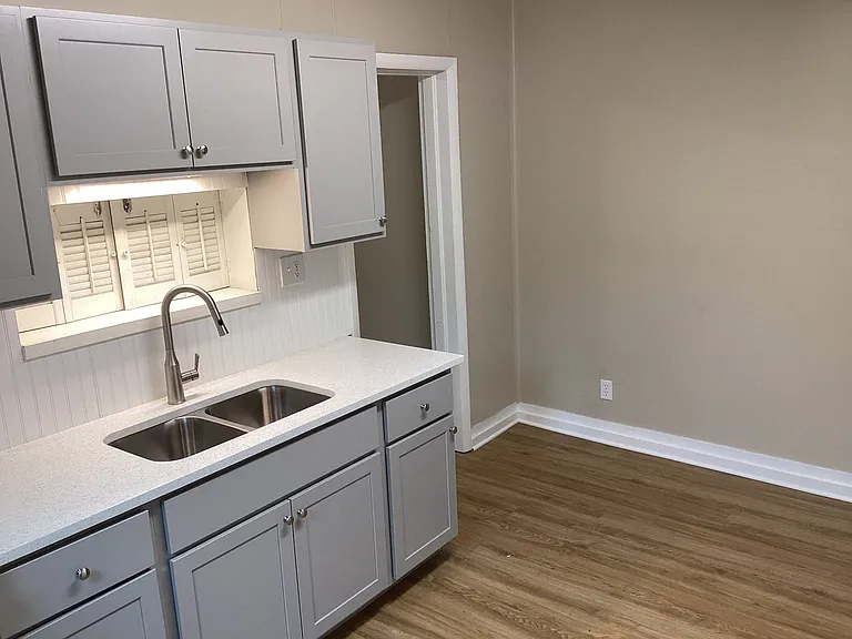 160-162 W North St — Photo 10