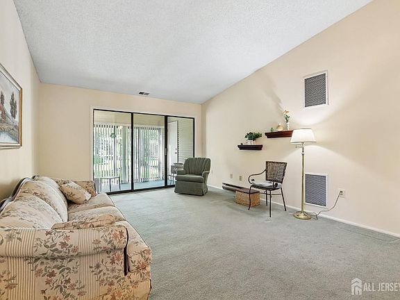 5th image of 188 Wycoff Way W