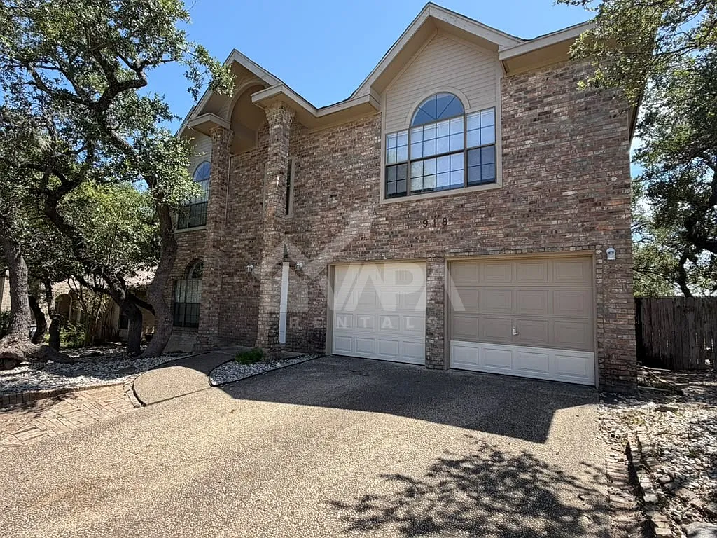 4 bed, 2.5 bath, 2428 sqft, $3,500 — Photo 2