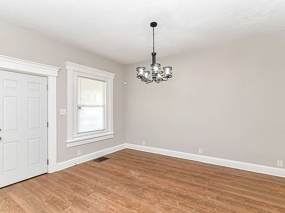 2nd image of 3850 N Kenwood Ave