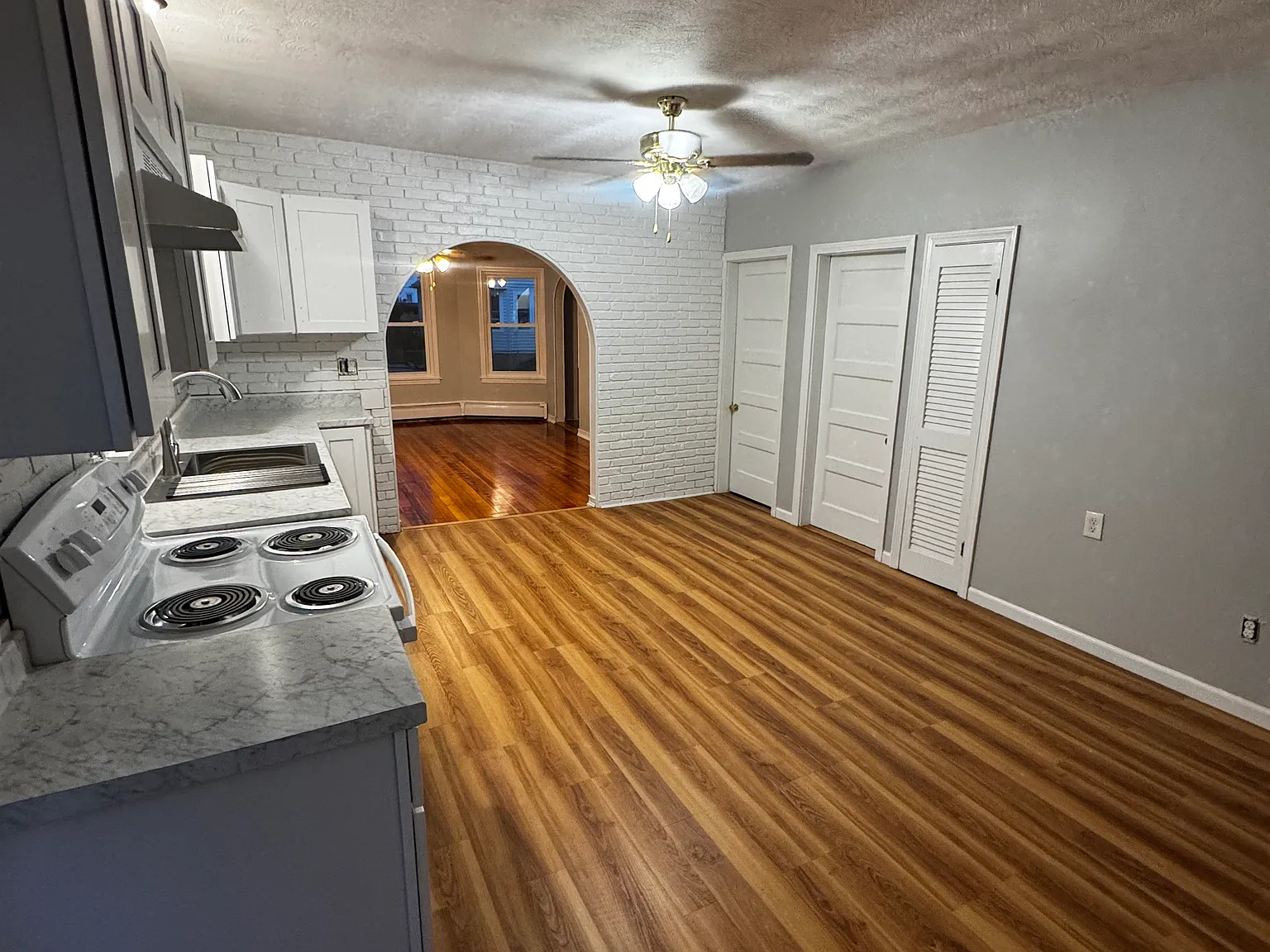 3 bed, 1100 sqft, $2,200 — Photo 2