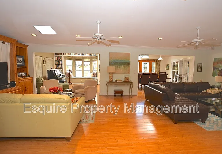 3104 Charlotte St — Photo 6