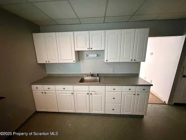 818 W Locust St — Photo 9