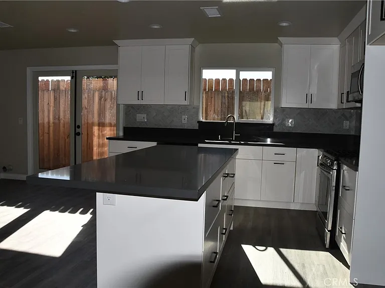 917 W Flora St #917B — Photo 2