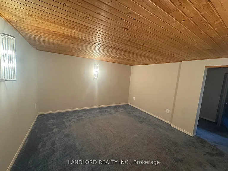 833 Laurier Ave — Photo 24