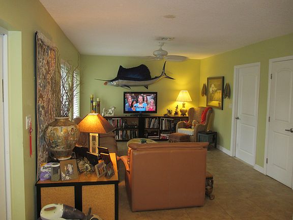 4th image of 920 SE 13th St