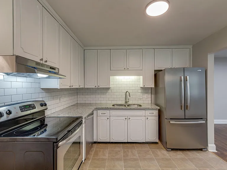 1109 Maplehurst Ln — Photo 8
