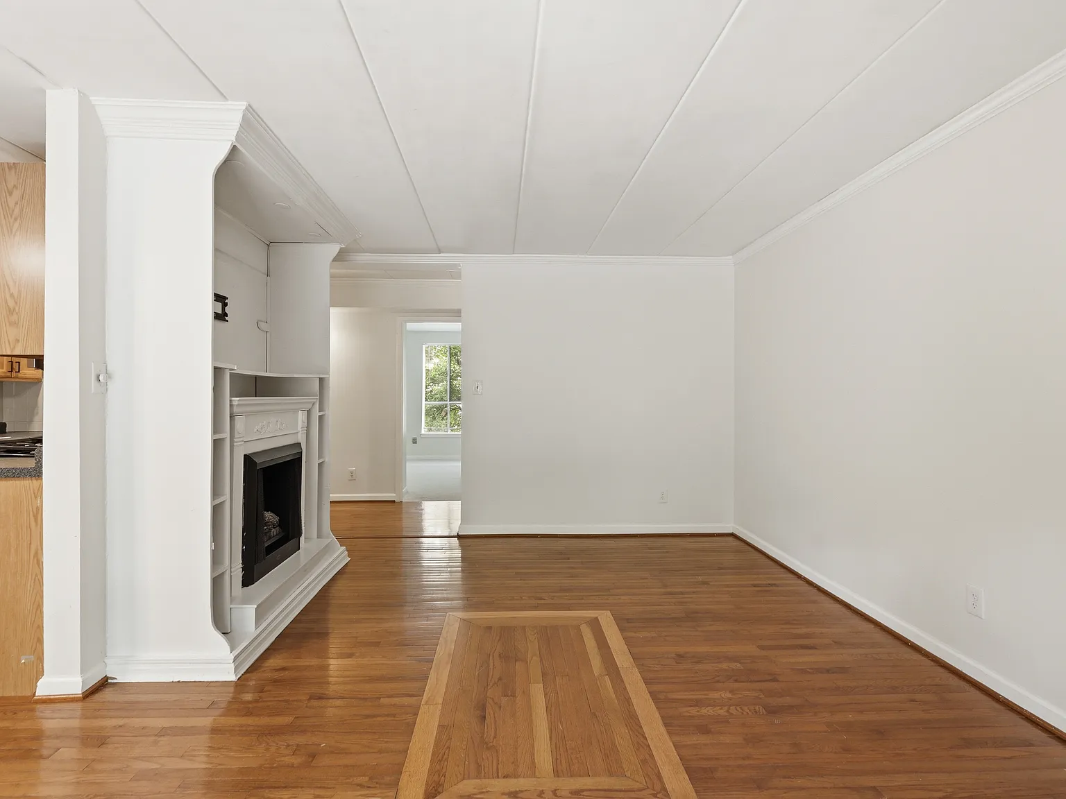 3 bed, 1.0 bath, 1004 sqft, $2,175 — Photo 2