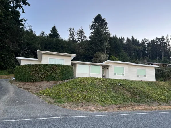 11886 Ocean View Dr, Smith River, CA 95567