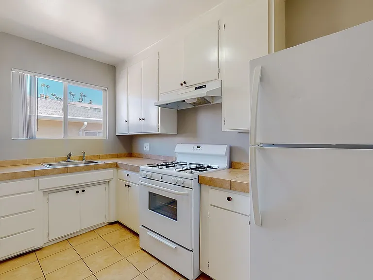 1818 N Kingsley Dr — Photo 6
