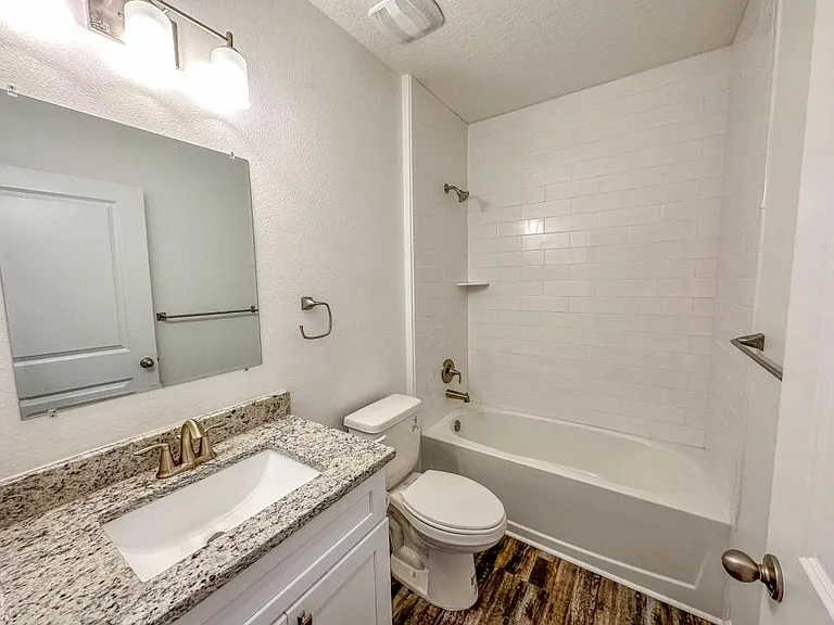 425 Thompson Ave — Photo 8