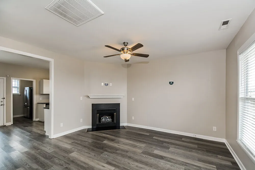3 bed, 2.5 bath, 1410 sqft, $2,400 — Photo 4
