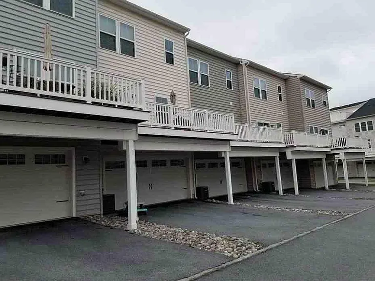 602 N Atwater Dr — Photo 2