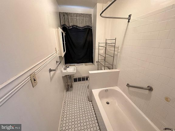 3rd image of 4409 Leeds Ave